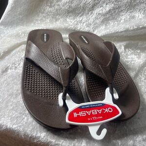 Men’s thong sandals, brown